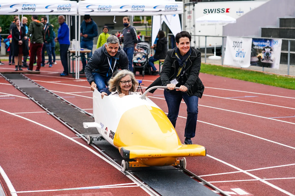 Yvonne Bürgin (rechts) will auf verschiedensten Ebenen vorangehen. Und stösst wohl lieber selbst, als dass sie von anderen gestossen wird. (Archiv) Eine Frau in einem Bob. Zwei Personen stossen das Gefährt.